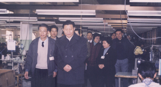 2000年1月3日，习近平（时任福建省代省长）视察三明纺织厂，上图为制衣车间