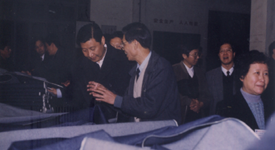2000年1月3日，习近平（时任福建省代省长）视察三明纺织厂，上图为整理车间
